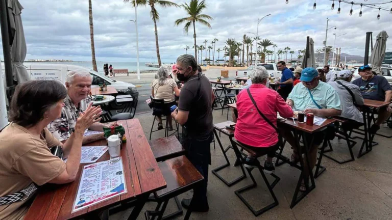 Turistas acuden a un restaurante